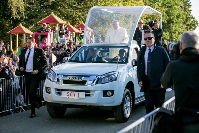 Minios žmonių suplūdo į Santaką, atvyko popiežius Pranciškus