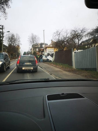 Aukštuosiuose Šančiuose BMW rėžėsi į namo tvorą