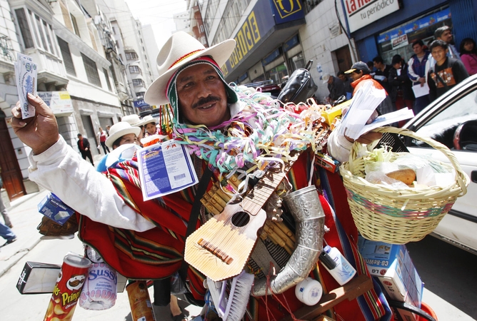 Bolivija stebina neįprastomis Alasita festivalio tradicijomis