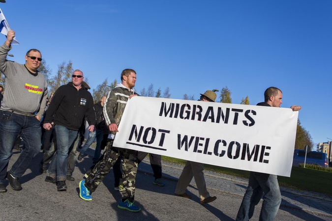 Suomijos vyriausybė smerkia migrantams priešiškus „ekstremistinius“ patrulius