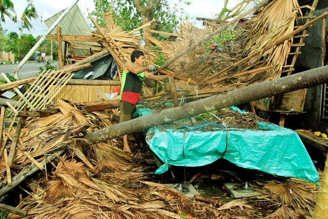 Filipinams per Kalėdas smogęs taifūnas pareikalavo mažiausiai šešių gyvybių