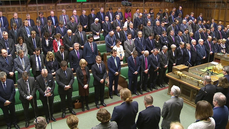 Darbą atnaujinęs Britanijos parlamentas pagerbė išpuolio aukas