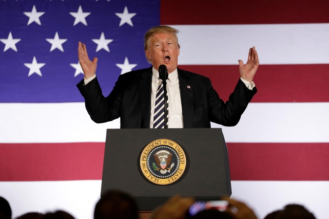 D. Trumpas piktinasi teiginiais, kad prezidento darbuotojai prieš jį nusistatę