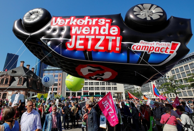 Frankfurte įsibėgėja protestai prieš Vokietijos automobilių pramonę