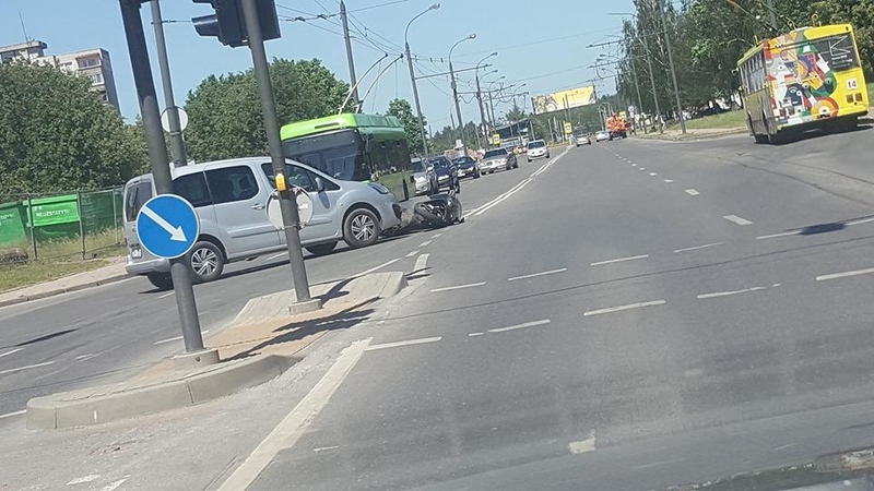 Eiguliuose į avariją pateko motociklininkas