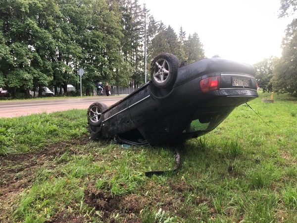 Avarija Domeikavoje: apvirtus automobiliui vairuotojas pasišalino