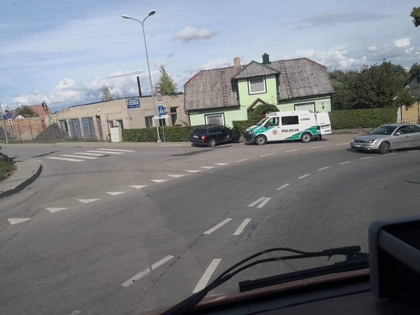 Kretingoje girtas „Audi“ vairuotojas atakavo namą