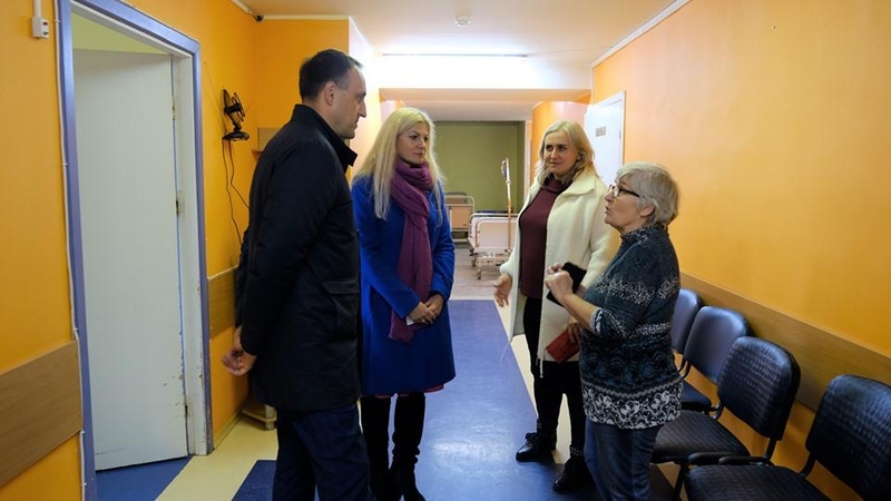 Į reabilitacijos centrą Alytuje parvežami dėl gaisro evakuoti gyventojai