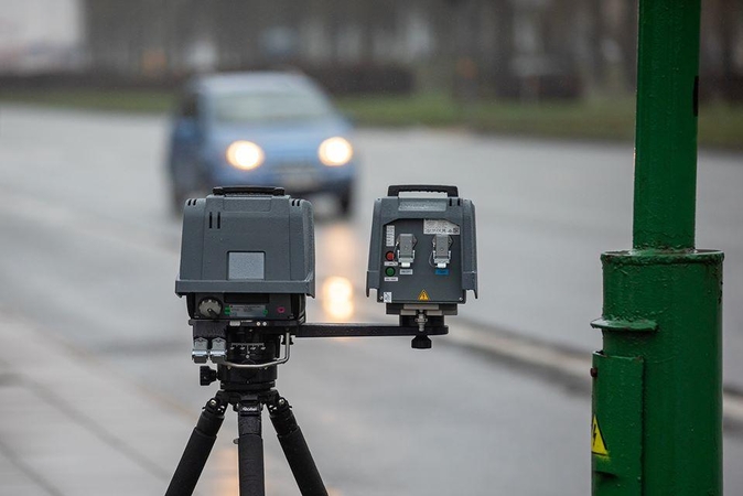 Policija trikojų greičio matuoklių išsigandusiems vairuotojams: neviršykite greičio