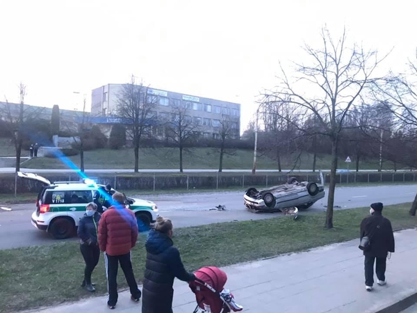 Avarija Vilniuje: girto vairuotojo BMW apvirto ant stogo