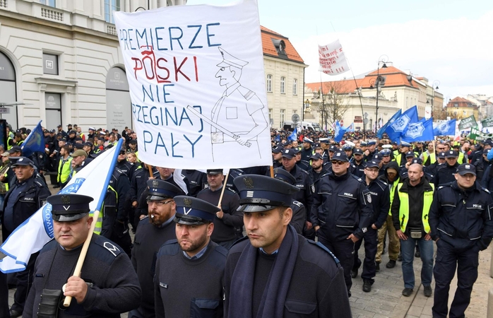 Lenkiją krečia masiniai pareigūnų protestai