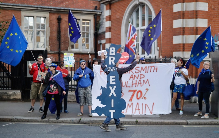 Britanijos vyriausybė atidėjo balsavimą dėl „Brexit“