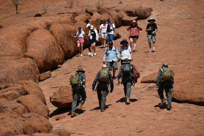 Turistai plūsta prie žymiojo Uluru kalno paskutiniam kopimui