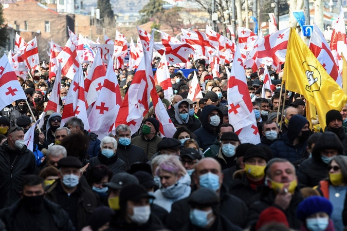 Sakartvele tūkstančiai žmonių išėjo į gatves protestuoti prieš opozicijos lyderio areštą