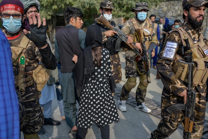 Talibanas šūviais išvaikė nedidelį moterų protestą Kabule
