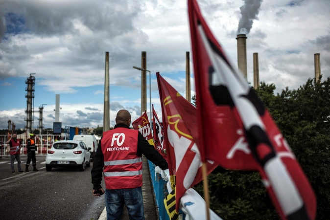 Prancūzija privers streikuojančius geležinkelininkus grįžti į darbą?