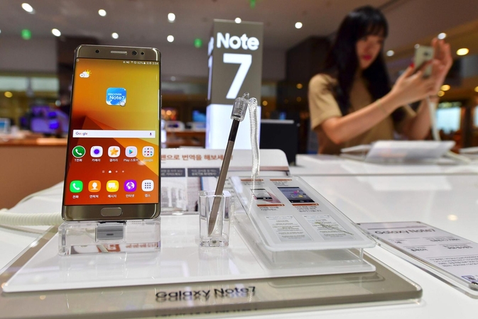 ,,Samsung“ visame pasaulyje atšaukia sprogstančius telefonus