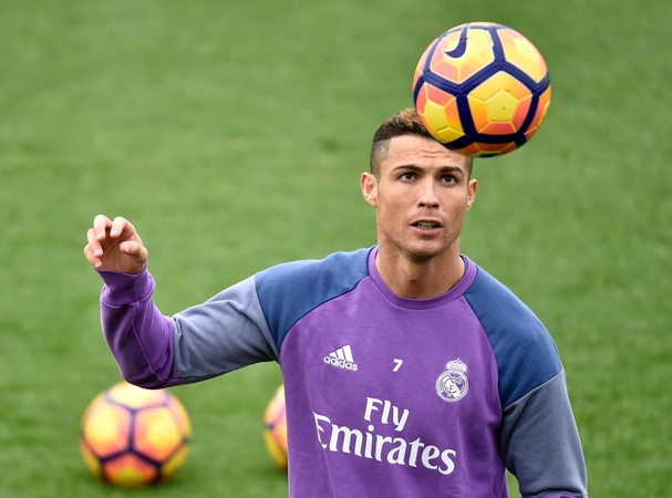 C. Ronaldo laimėjo ketvirtąjį Auksinio kamuolio apdovanojimą