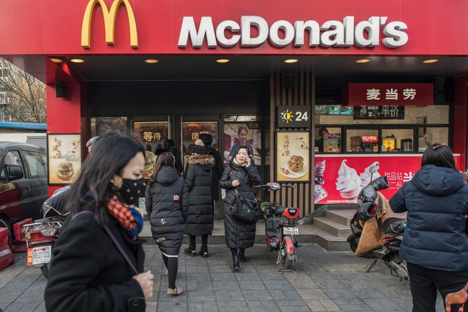 „McDonald's“ parduoda verslo Kinijoje akcijų paketą
