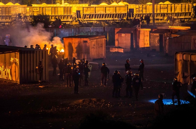 Po migrantų susirėmimų stovykla tapo pelenų krūva
