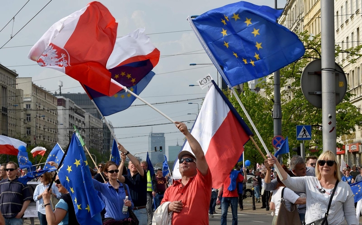 ES perspėja Lenkiją stabdyti teismų reformas ir grasina sankcijomis