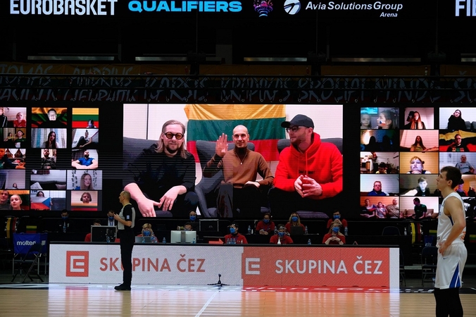 Krepšinio rungtynių metu tarp virtualių sirgalių pasirodė ir grupė „The Roop“