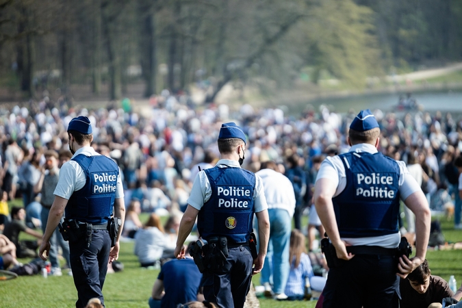 Desperacija: žmonių pilni Briuselio parkai praėjus savaitei nuo trečiojo karantino, arba Velykų pauzės, įsigaliojimo policiją vertė dar kartą imtis veiksmų.