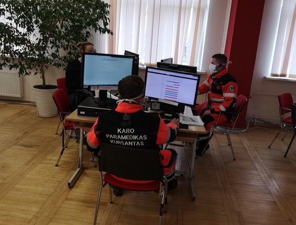 Su COVID-19 kovoti padeda ir būsimieji kariuomenės paramedikai
