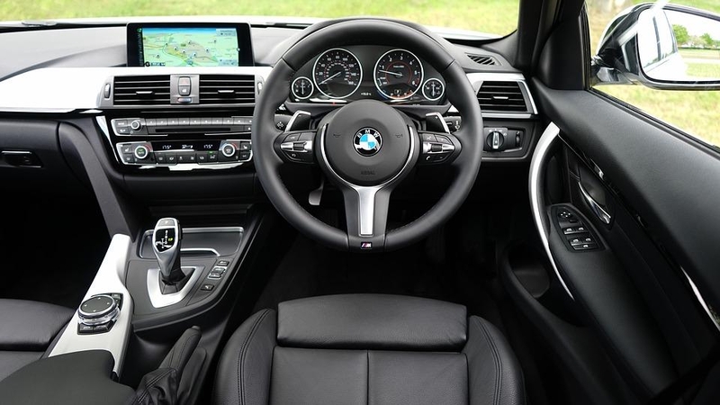 Įspėja apie leidimo Lietuvoje vairuoti dešiniavairius automobilius pasekmes 