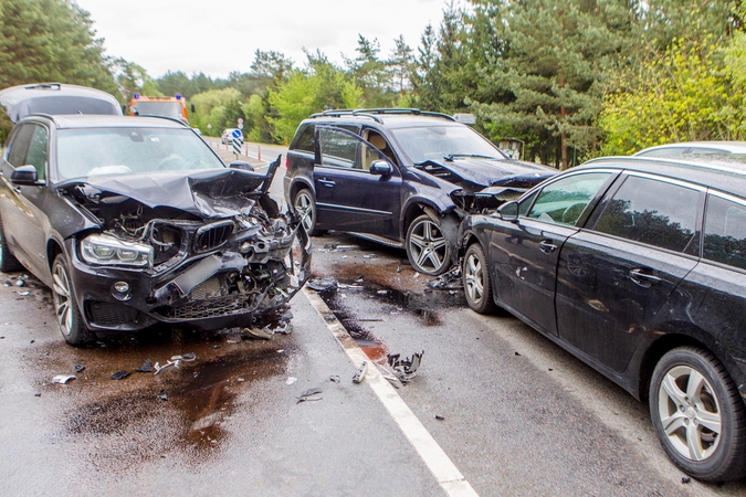 Avarija Domeikavoje: smarkiai suknežinti trys automobiliai
