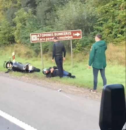 Eismo nelaimė Kaune: partrenktas motociklininkas