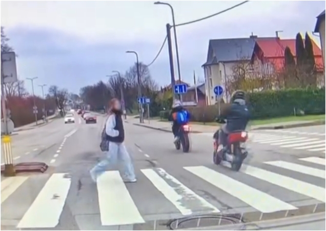 Taisyklės: įžūlūs jaunuoliai per perėją nėrė nepaisydami, kad ja ėjo pėsčioji.
