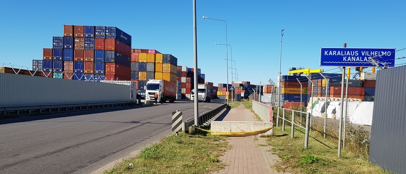 Bumas: už Karaliaus Vilhelmo kanalo link Klaipėdos konteinerių terminalo jau prasideda tuščių konteinerių stirtos.