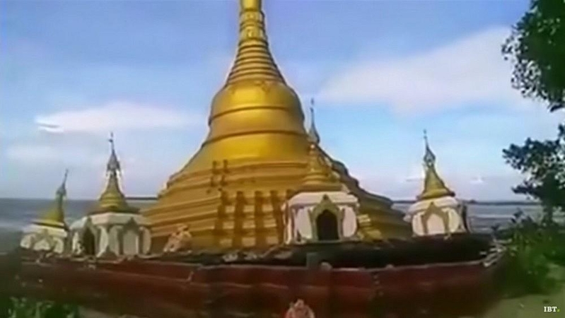 Mianmare per potvynį į upę nuvirto puošni budistų pagoda