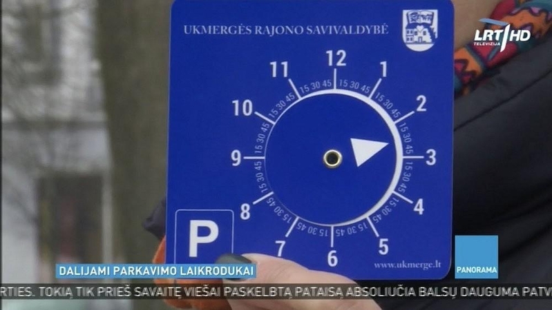 Ukmergėje vairuotojams dalijami parkavimo laikrodukai 