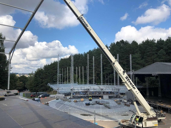 Kalnų parke jau dygsta milžiniška scena SEL koncertui