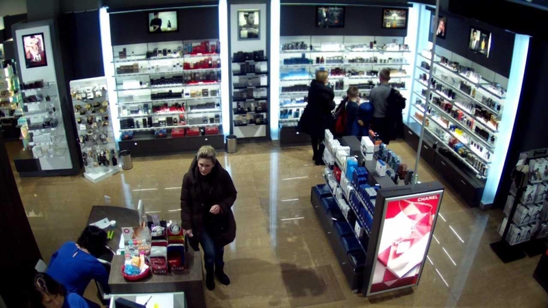 Kas parduotuvėje pasisavino brangius kvepalus?