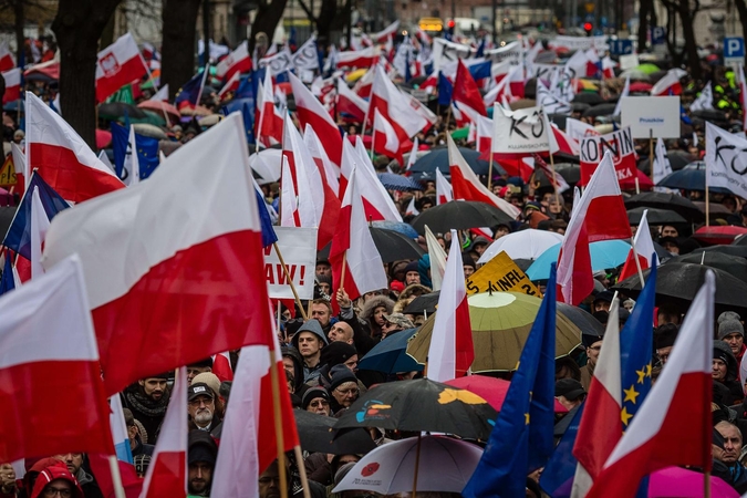 Lenkijos valdančiųjų populiarumas nusmuko kilus aštriam ginčui