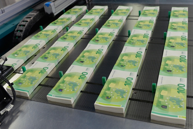 Naujieji 100 ir 200 eurų banknotai – kitų metų gegužę