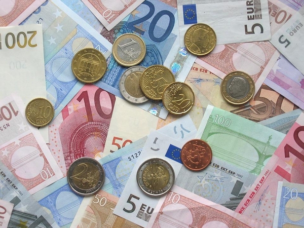 Lietuvos bankas: įmonių ir namų ūkių skolinimasis auga