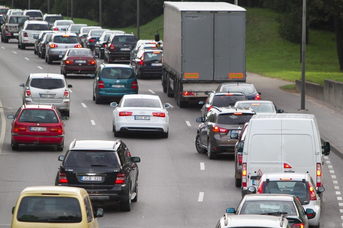 Avaringumą keliuose sumažins savivaldžiai ir „švarūs“ automobiliai?