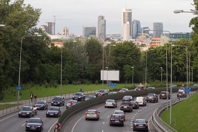SEB bankas: gyventojai aktyviau skolinasi naujiems automobiliams