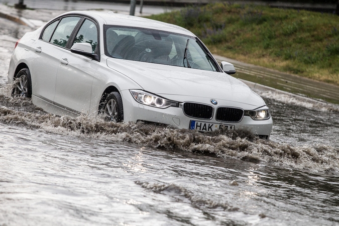 Bandymas įveikti balą automobiliu gali kainuoti ir 10 tūkst. eurų