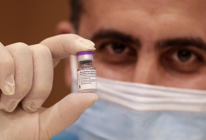 „Pfizer/BioNTech“: vakcina apsaugo nuo COVID-19 PAR atmainos