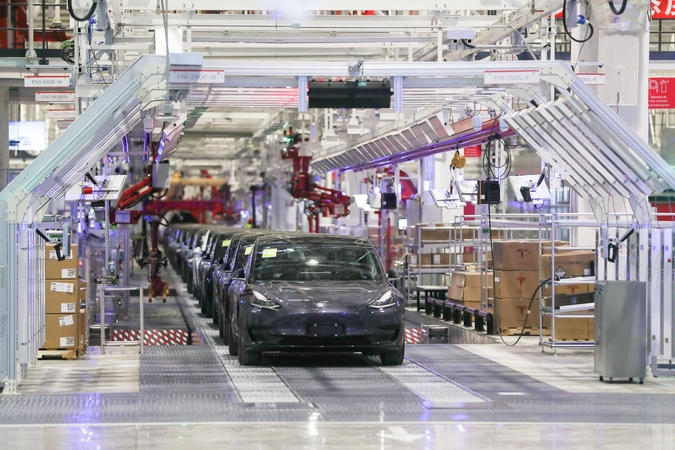 „Tesla“ Šanchajuje pradėjo gaminti „Model Y“ visureigius