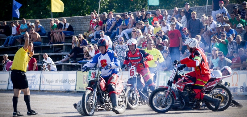 Motociklininkai ruošiasi pagainioti kamuolį