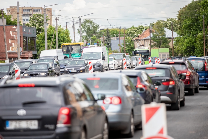 Faktas: didmiesčiuose karaliauja ne viešasis transportas – 55 proc. kelionių vyksta asmeniniais automobiliais.