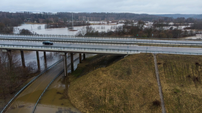 Gyventojai nerimauja: polaidžio vanduo tvindo kelius, artėja prie sodybų