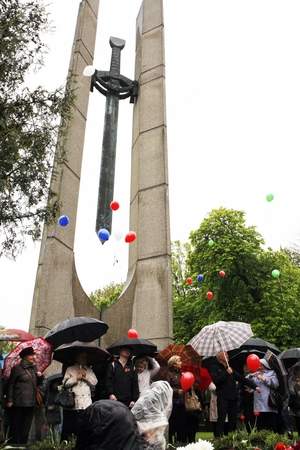 Siūlymas: klaipėdiečių diskusijoje dėl paminklų sovietų kariams likimo uostamiestyje pasiūlyta "Kardą" palikti, o skulptūrinę grupę "Kariai" nukelti.