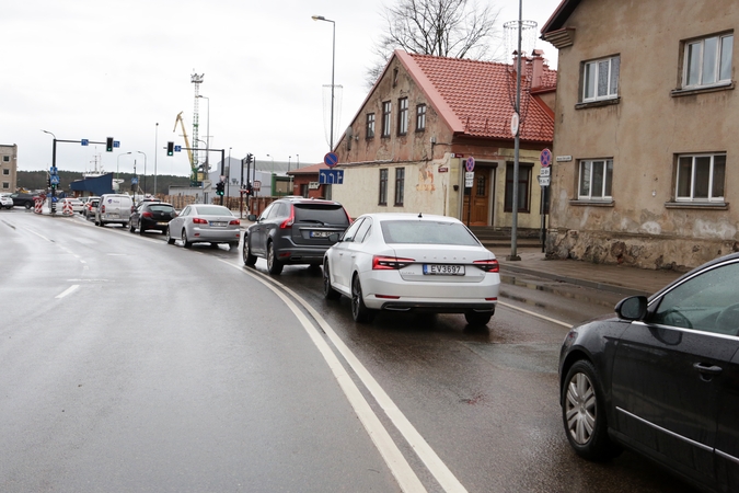 Suženklins: vairuotojai skundžiasi spūstimis Naujojo Sodo gatvėje, tačiau specialistai tikina, kad sankryžoje tetrūksta horizontaliojo ženklinimo, ir kamšačių nebus.